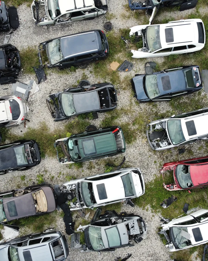 Pátio com veículos estacionados visto de cima